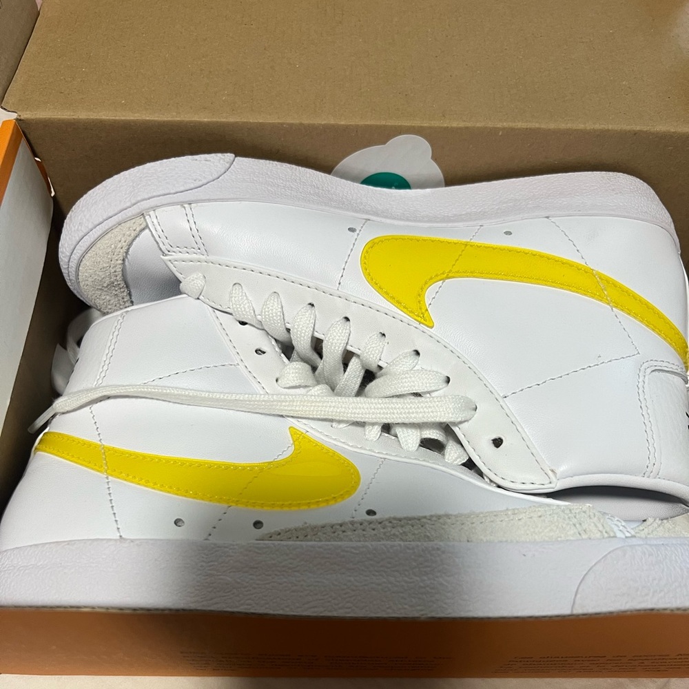 NIKE BLAZER MID